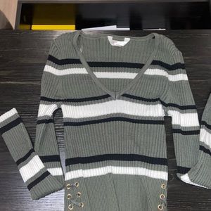 No Boundaries sweater. Size Medium.